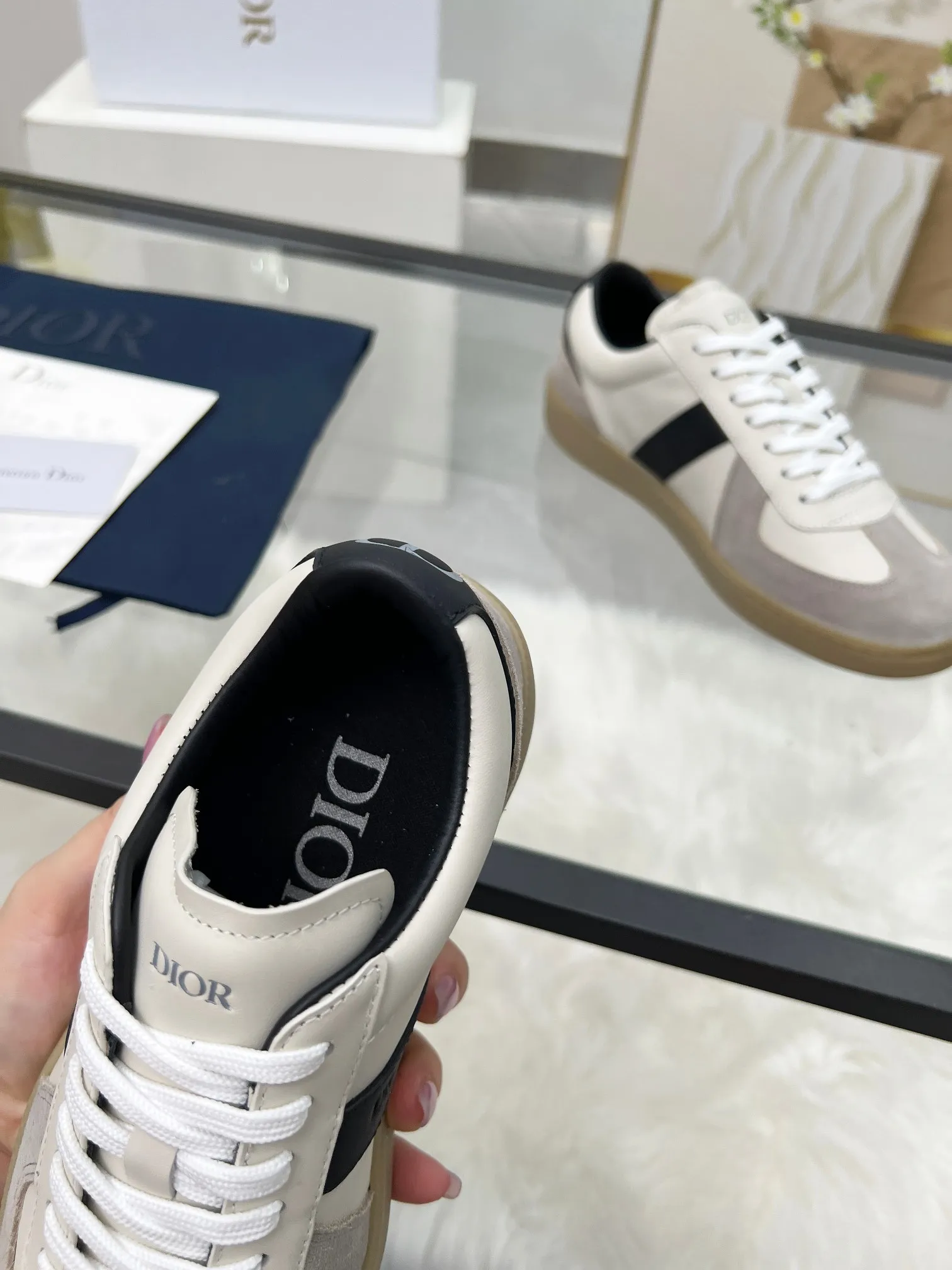 👟👟Ex-factory price 460👟👟Male size +10 correct✅ version. 𝐃𝐢𝐨𝐫 𝟮𝟱𝐏𝐫𝐞-𝐅𝐚𝐥𝐥 𝐁𝐞𝐫𝐥𝐢𝐧 𝟬𝟭 Dior B01 couple casual moral training shoes white shoes sneakers late 90s fashion brand Maison Margiela purchased GAT in large quantities and gave them a makeover. This shoe type of De Xun officially started its fashion journey. Original: Top layer of cowhide, cowhide lining, original outsole Size: 35-45 (40 for women, 45 for men, custom made, non-refundable)